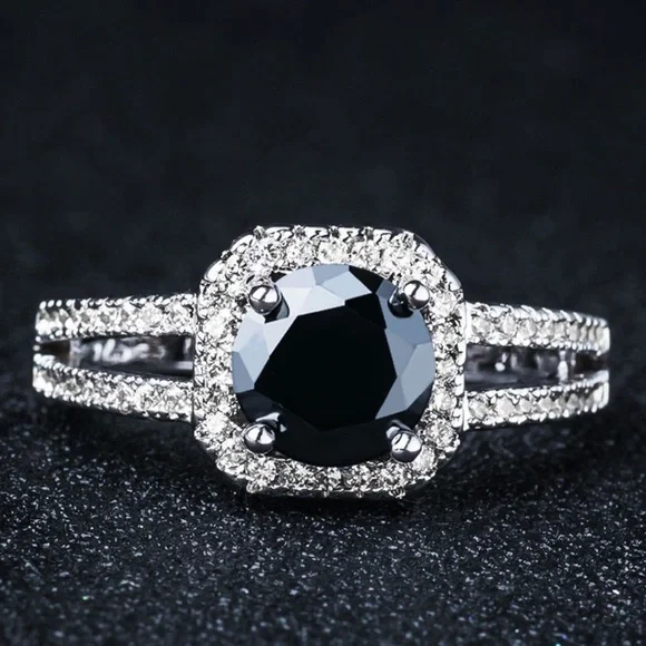 Black Stone Fashion Ring - Picture 2 of 4